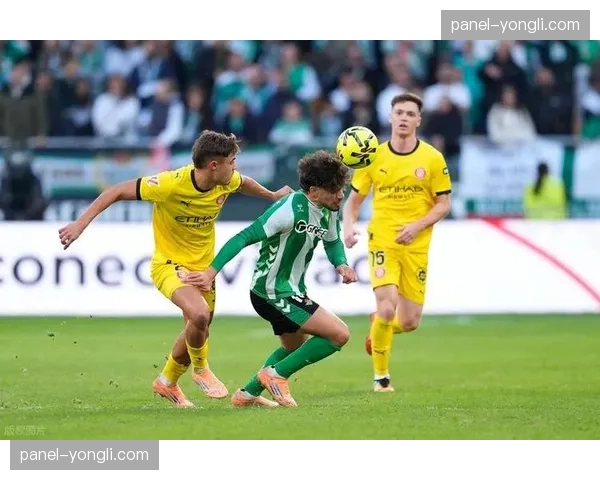 半场观察：塞维利亚对阵贝蒂斯，两队在中场的激烈绞杀与防守转换