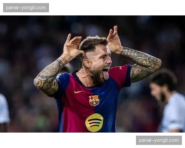 镜头聚焦：巴萨年轻中卫在失去位置后，迅速与队友进行区域交接