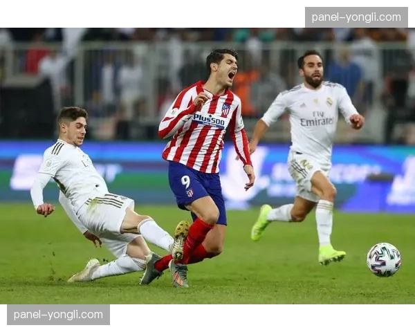 莱万与莫拉塔冲突，起因是一次危险的高位逼抢铲球动作